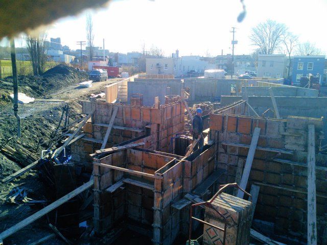 Un chantier de construction avec beaucoup de béton coulé