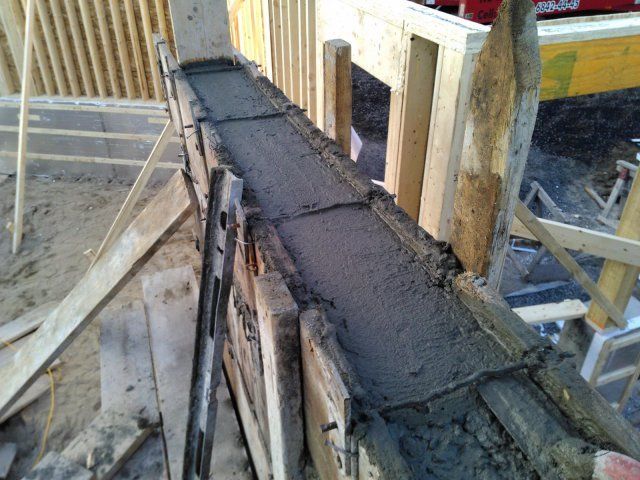 Un mur de béton est en cours de construction sur un chantier de construction