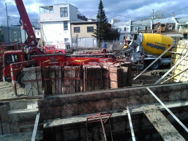Un chantier de construction avec une bétonnière et une grue