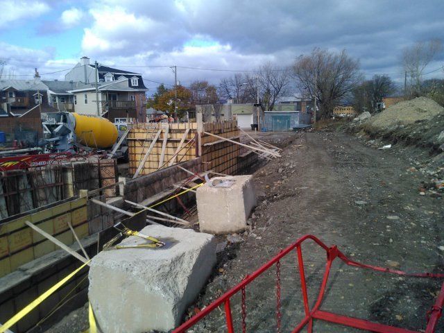 Un chantier de construction avec une bétonnière en arrière-plan