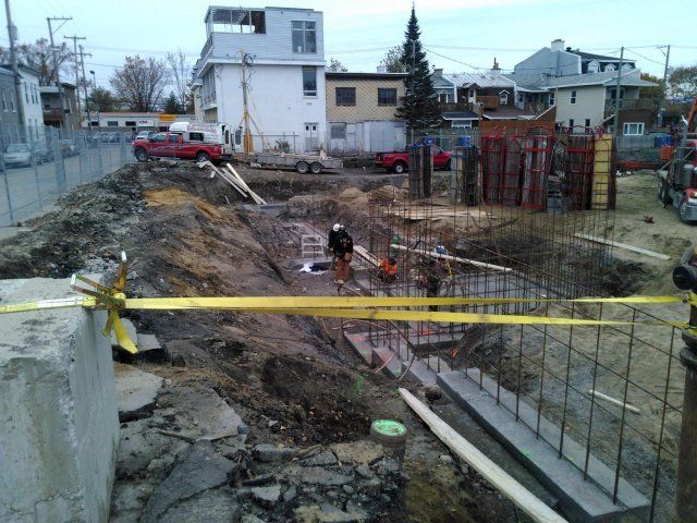 Un chantier de construction avec un ruban jaune autour