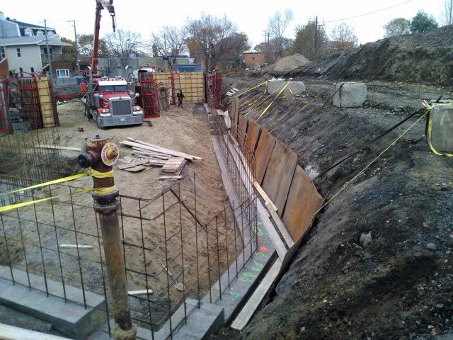 Un chantier de construction avec une grue en arrière-plan