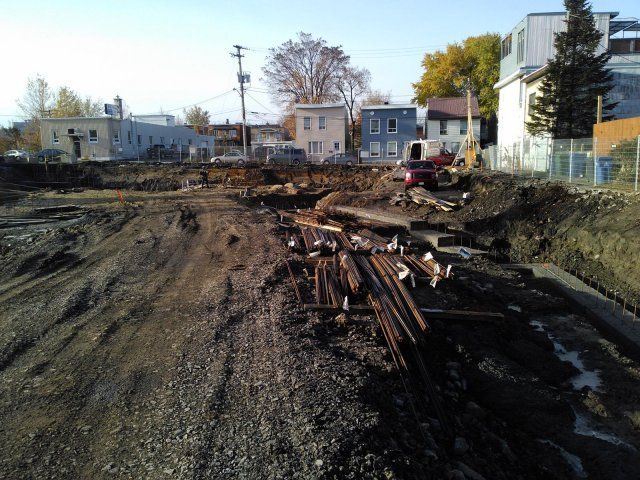 Un chemin de terre avec quelques maisons en arrière-plan