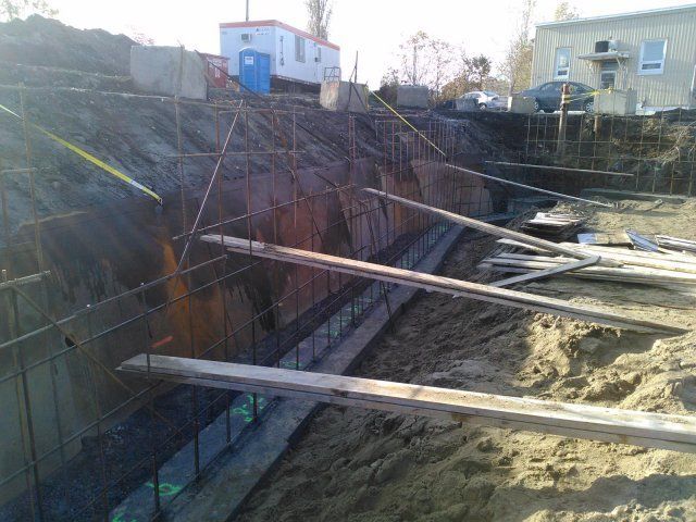 Un chantier de construction avec un bâtiment en arrière-plan