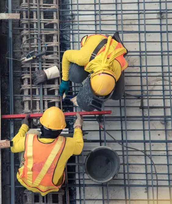 Un groupe d'ouvriers du bâtiment travaillent sur un chantier de construction.