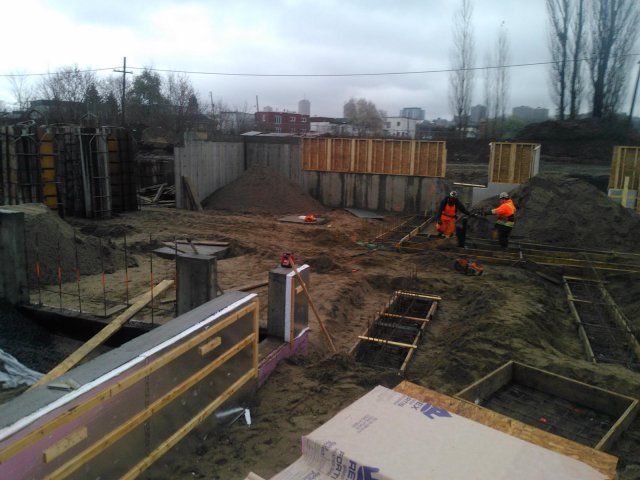 Un groupe d'ouvriers du bâtiment travaillent sur un chantier de construction.