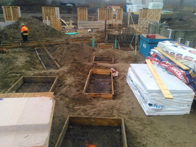 Un chantier de construction avec une pile de mousse de polystyrène sur laquelle est écrit NVR