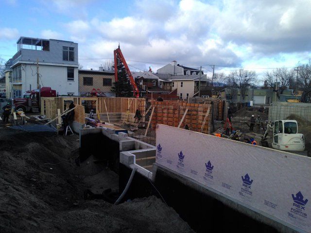 Un chantier de construction avec un autocollant de feuille d'érable canadienne sur le mur