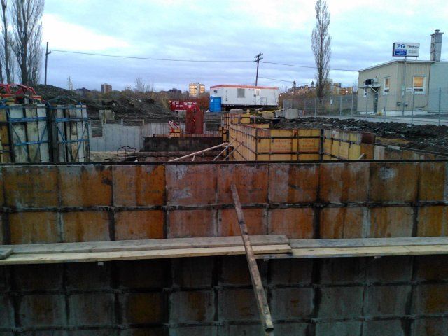 Un bâtiment en construction avec un panneau indiquant « a » dessus