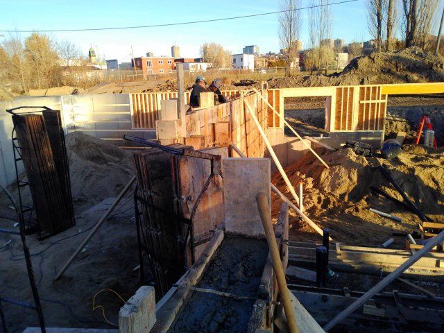 Un chantier de construction avec une pelle au premier plan