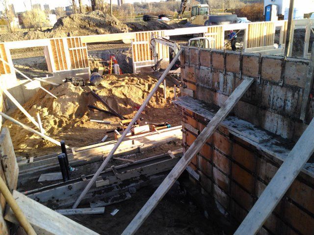 Un chantier de construction avec beaucoup de bois et de briques