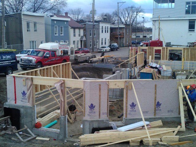 Un chantier de construction avec une camionnette rouge qui dit « canadien » dessus