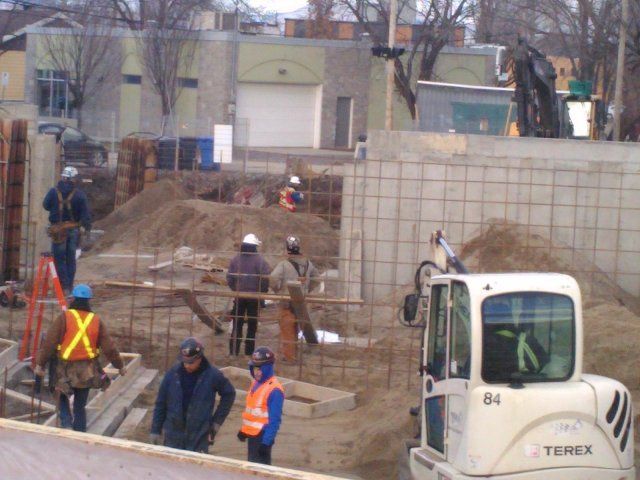 Un chantier de construction avec un camion Terex au premier plan