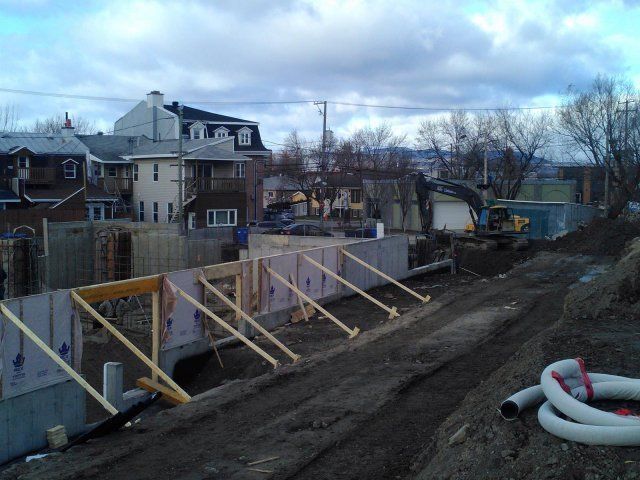 Un chantier de construction avec une maison en arrière-plan