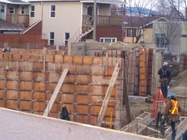 Un groupe d'ouvriers du bâtiment travaillent sur un bâtiment