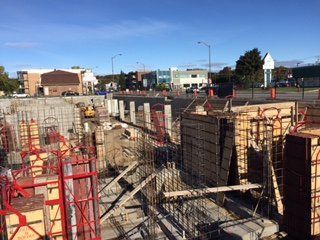 Un chantier avec beaucoup de béton et d'échafaudages.