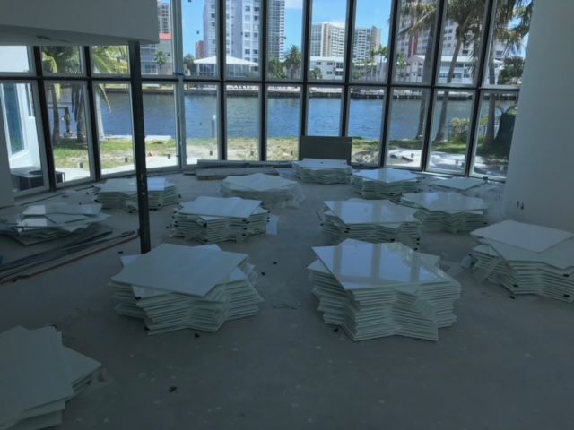 A room with a lot of windows and a lot of tables