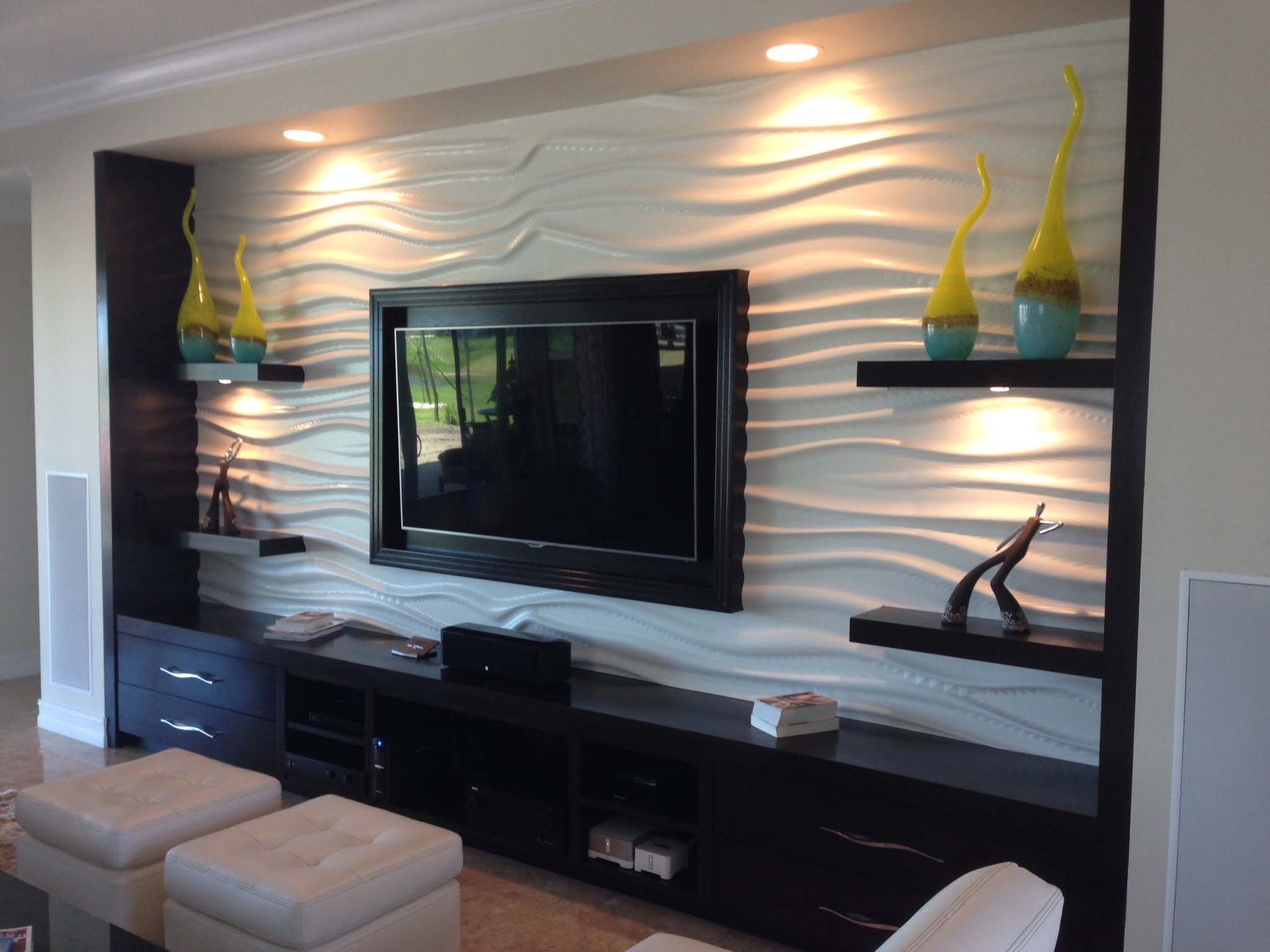 A living room with a flat screen tv on the wall