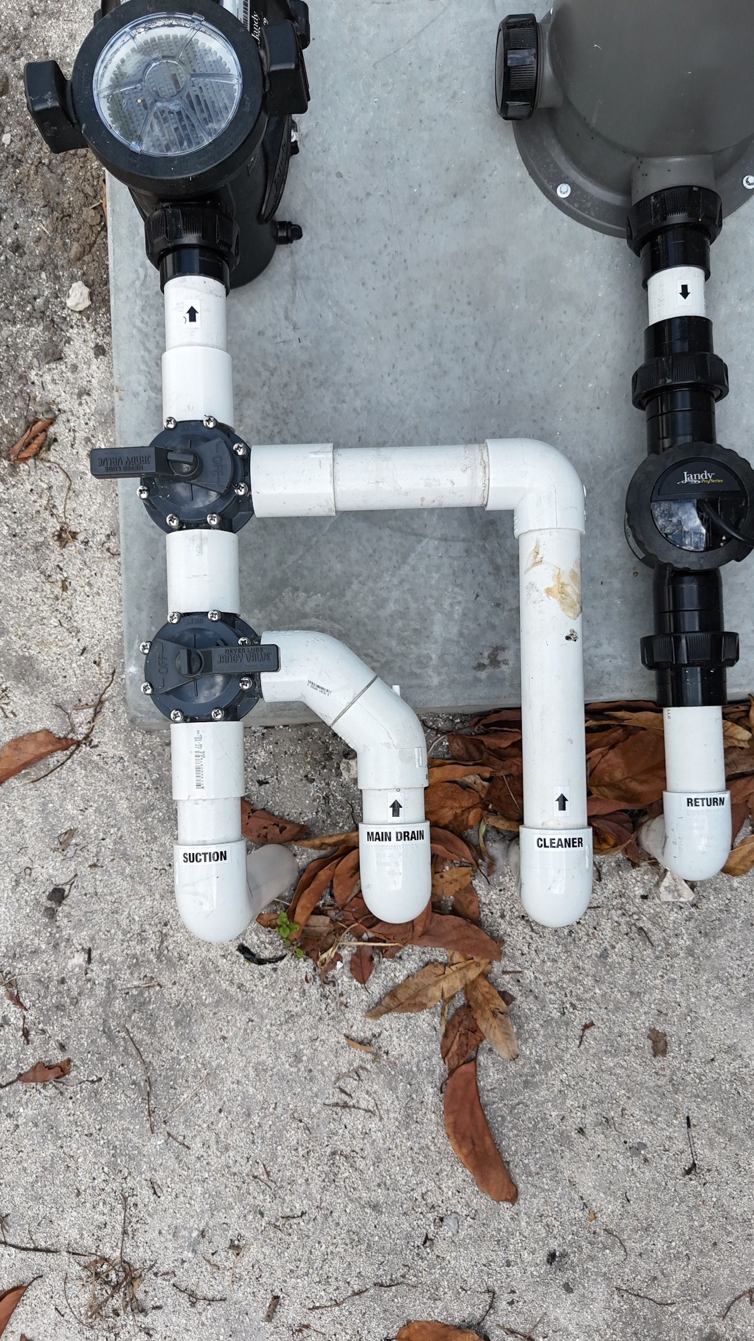 A close up of a pipe that looks like the letter h.