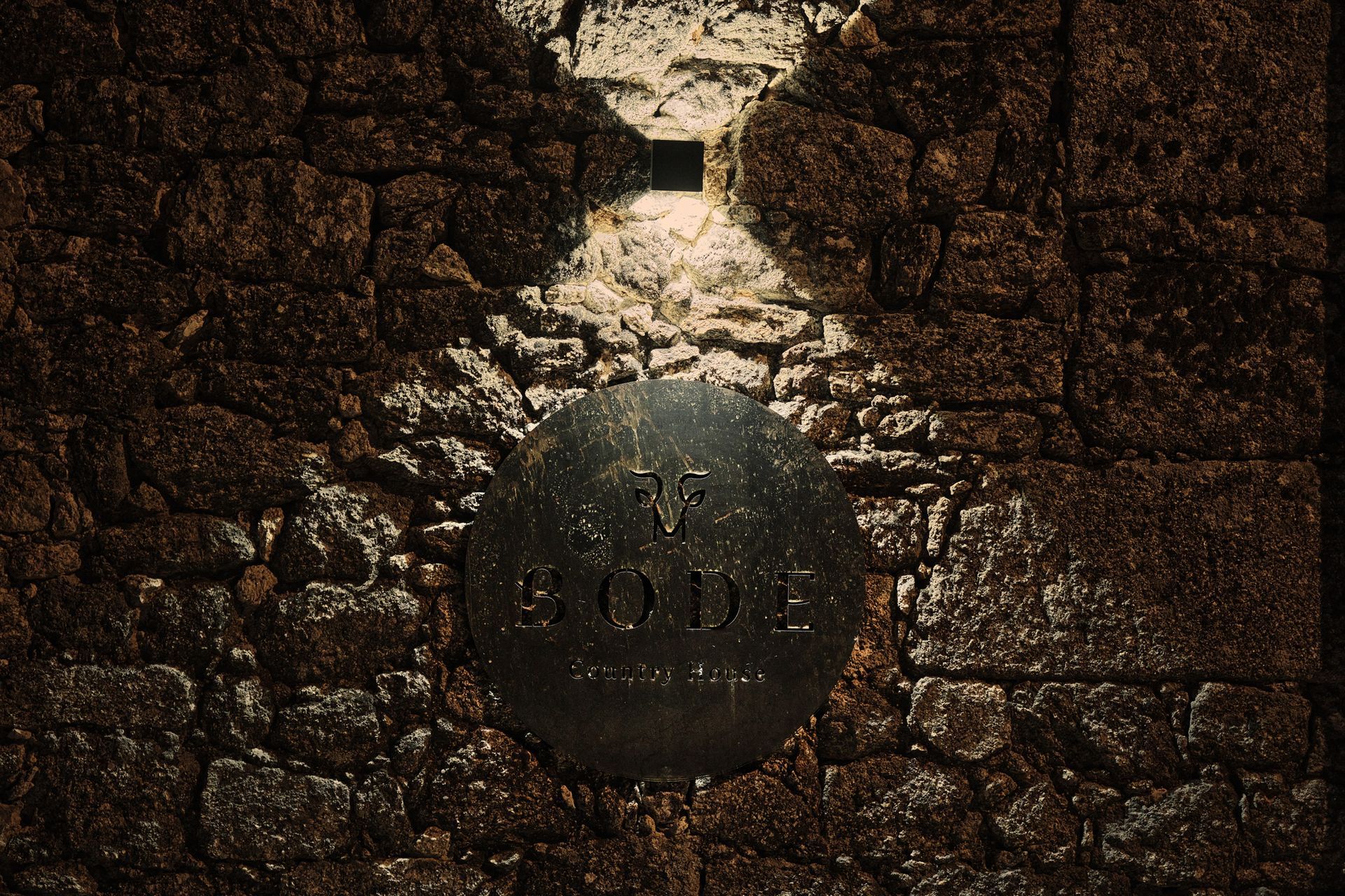 A brick wall with a sign that says ' la bode ' on it