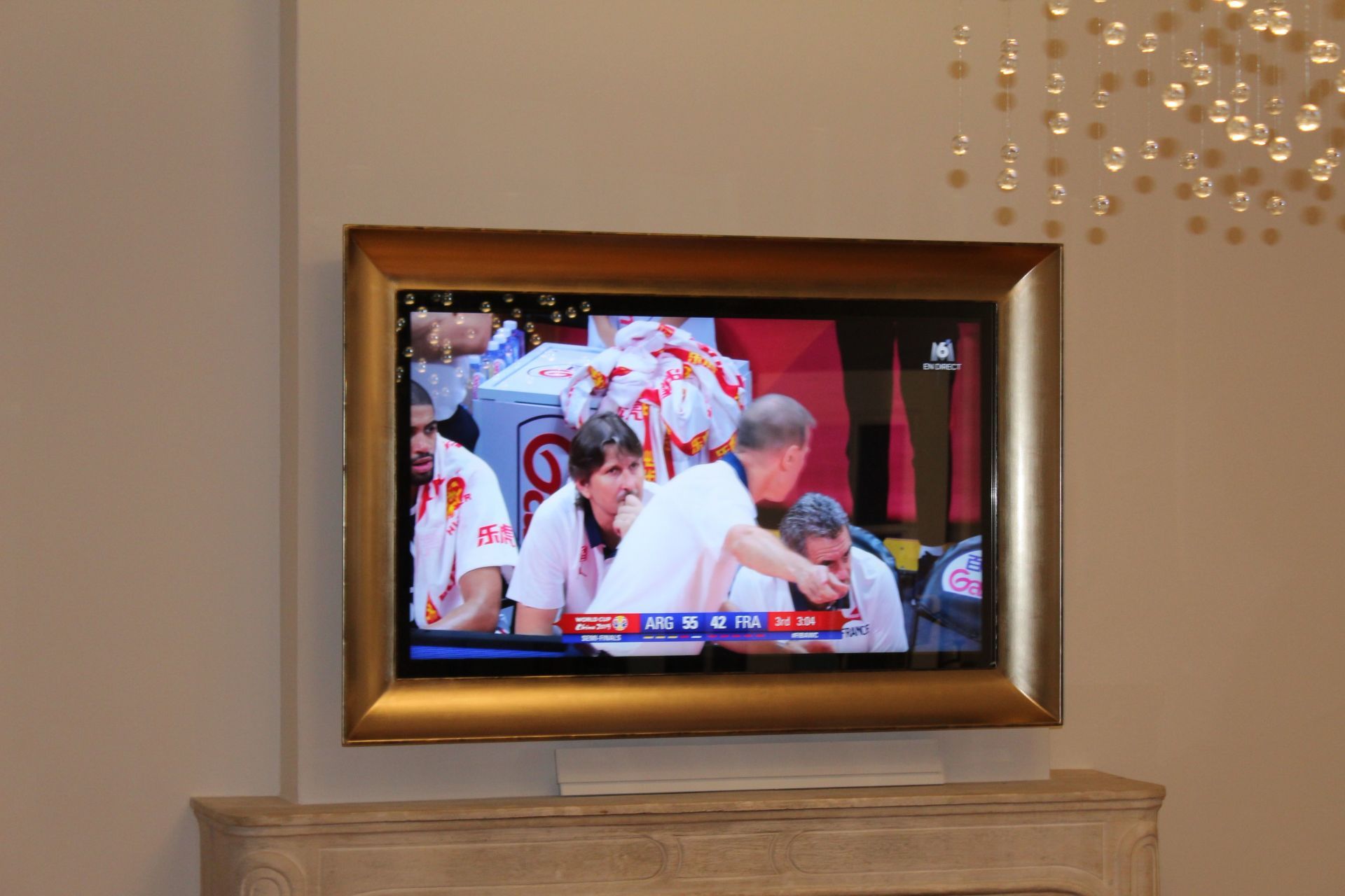 Un match de basket-ball est diffusé sur un téléviseur à écran plat