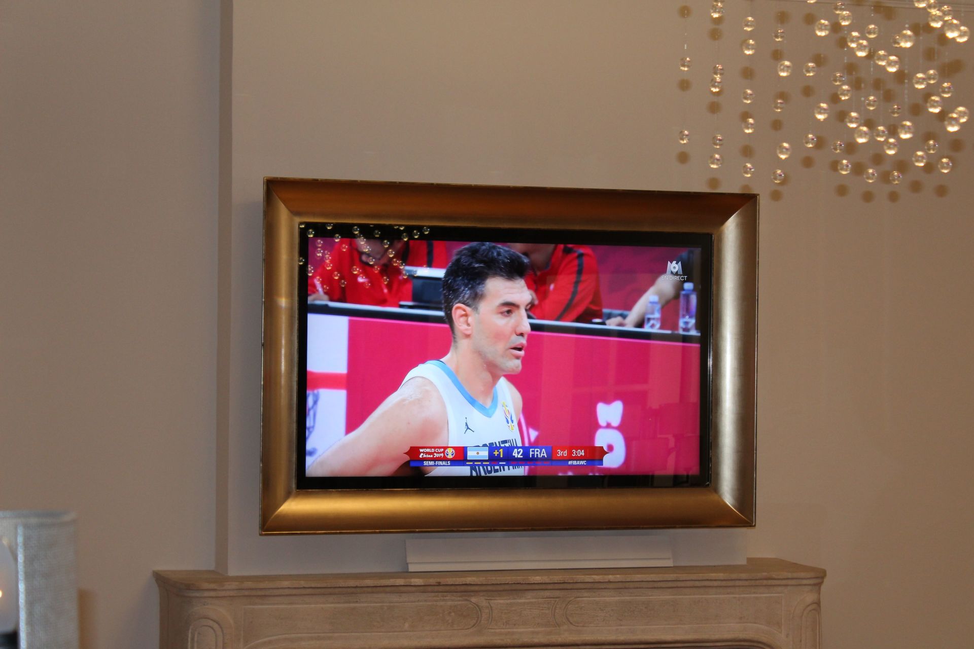 Un match de basket-ball est diffusé sur un téléviseur à écran plat