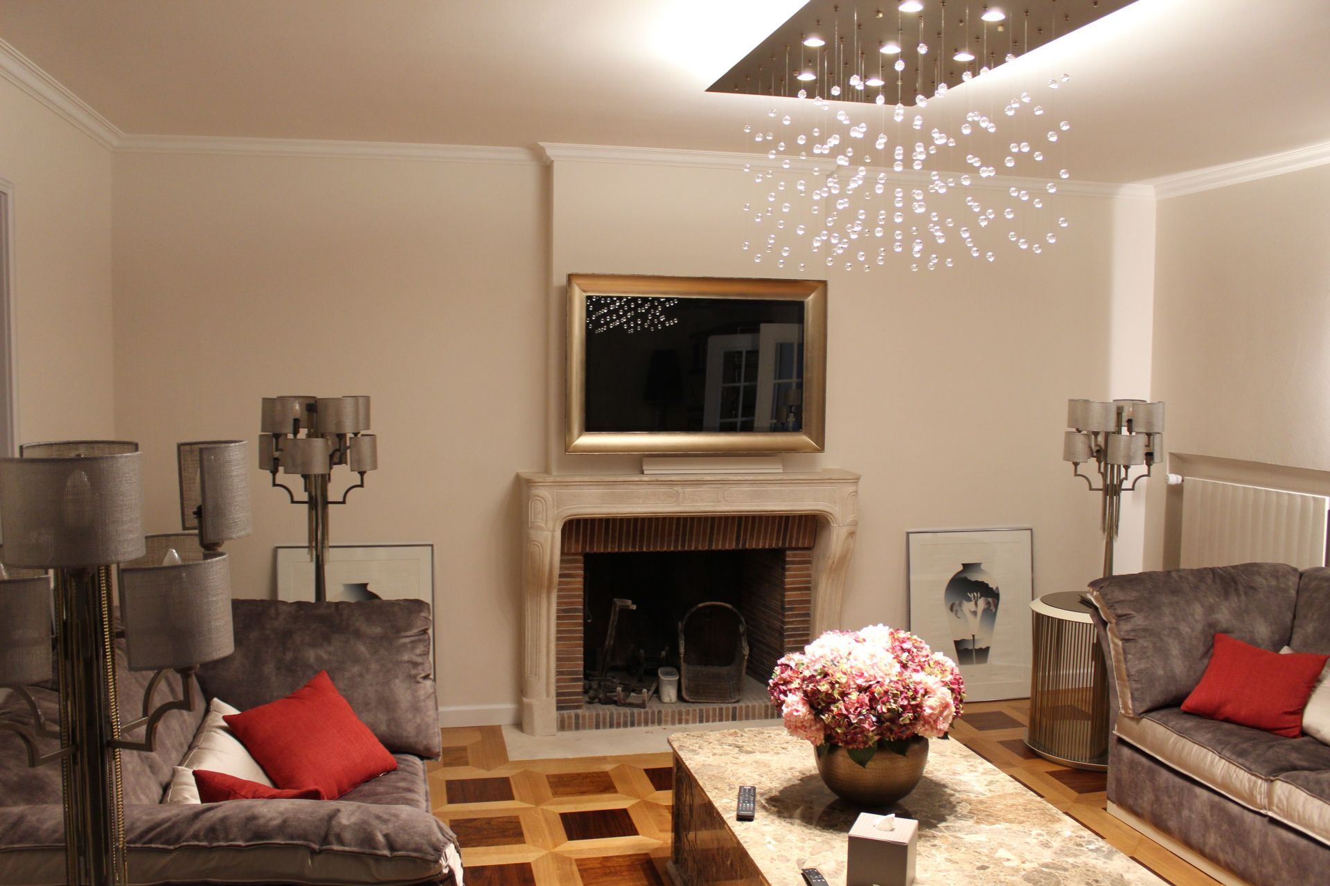 Un salon avec une cheminée et une télévision à écran plat