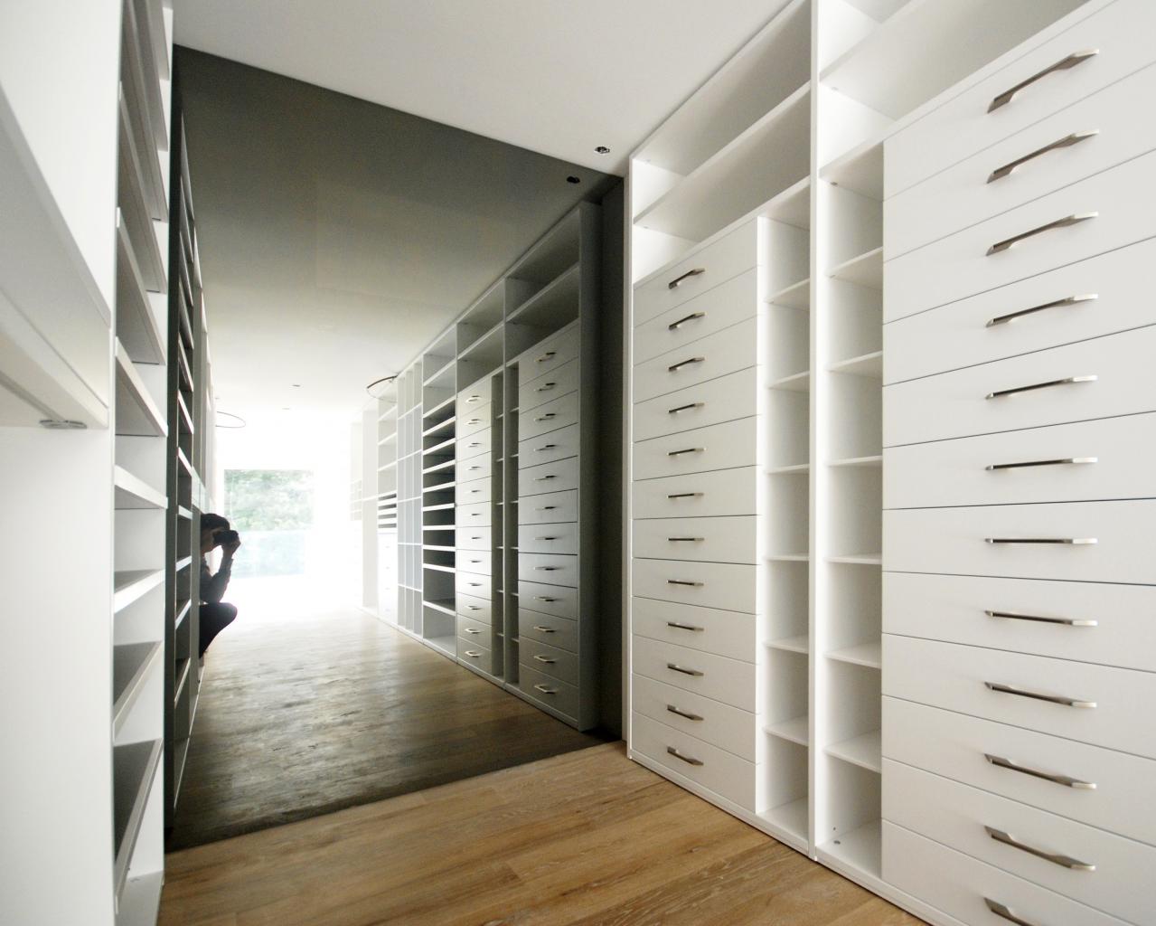 Un dressing avec de nombreuses étagères et tiroirs