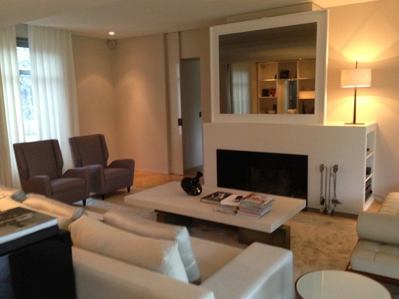 Un salon rempli de meubles et d'une cheminée