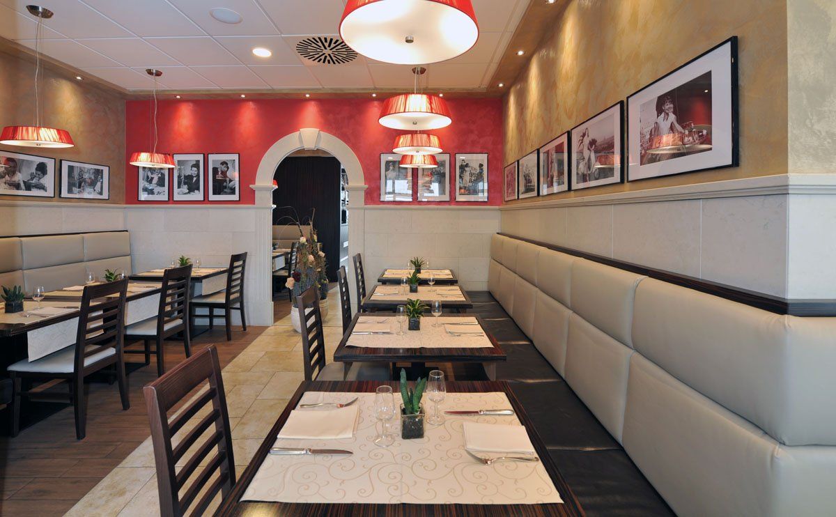 tavoli in legno con divanetti a muro