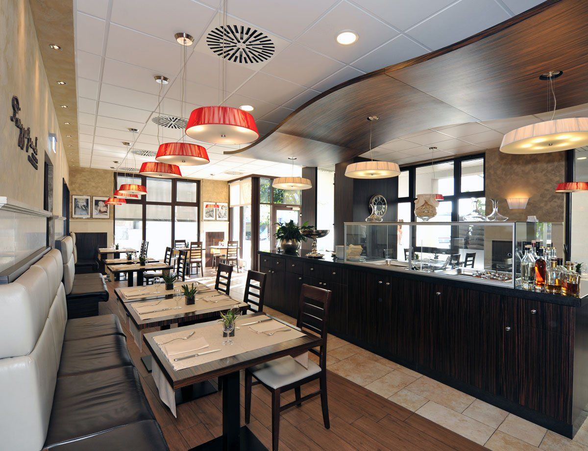 tavoli e sedie in legno pizzeria Piazza Grande