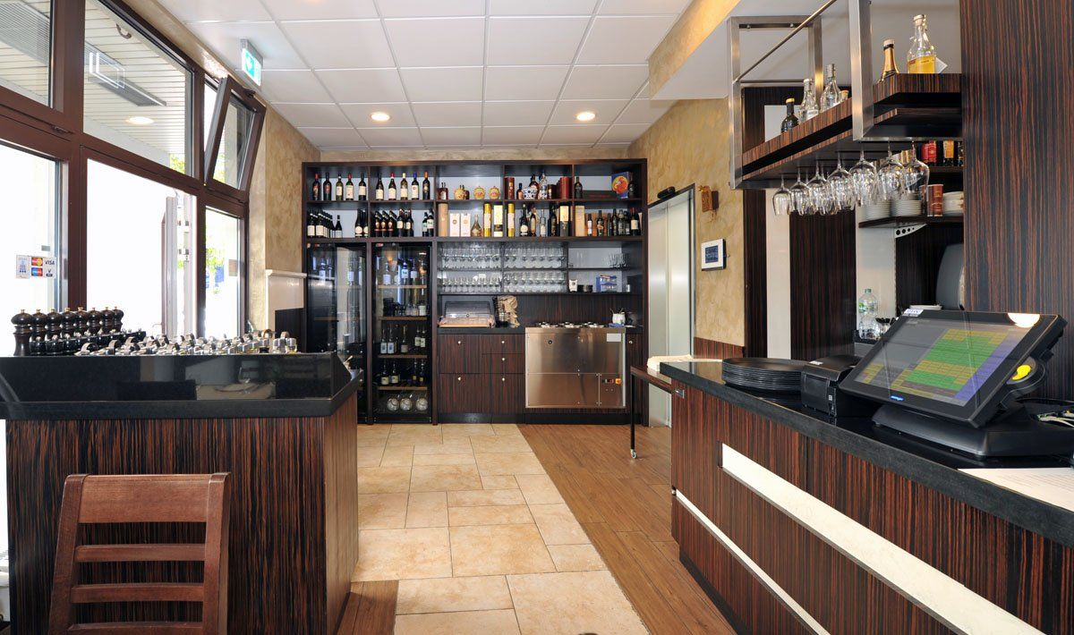 bancone in legno locale