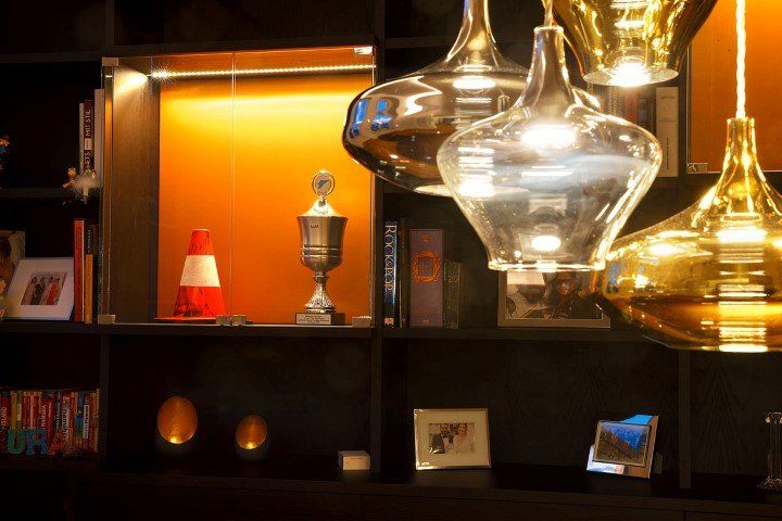 mobile elegante in legno massello