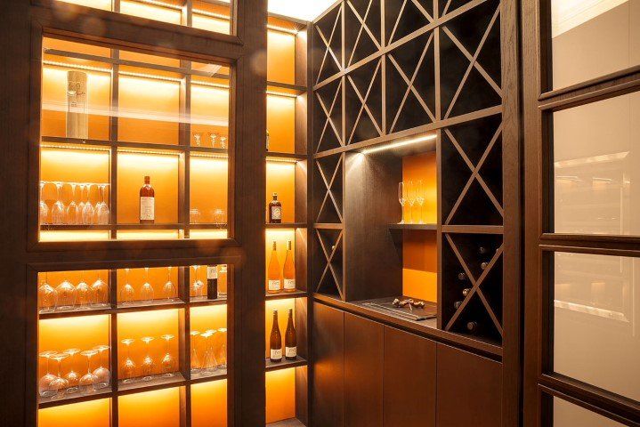 parete attrezzata in legno per riporre vini e bottiglie