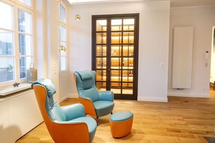 vetrina a muro in legno scuro