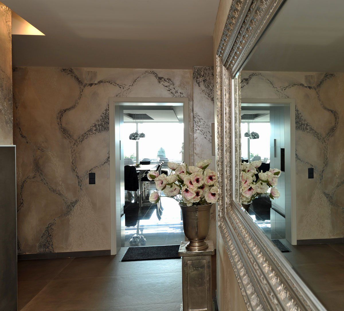 specchio a parete con cornice colore argento