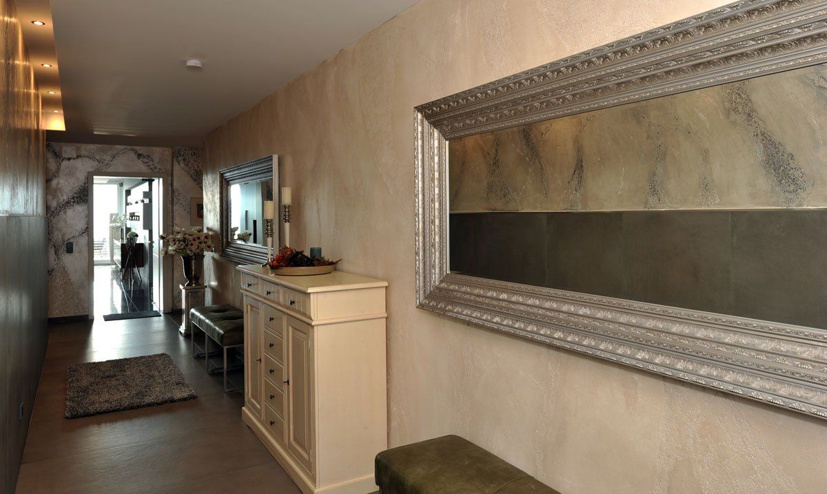 specchio e cassettiera in legno di design