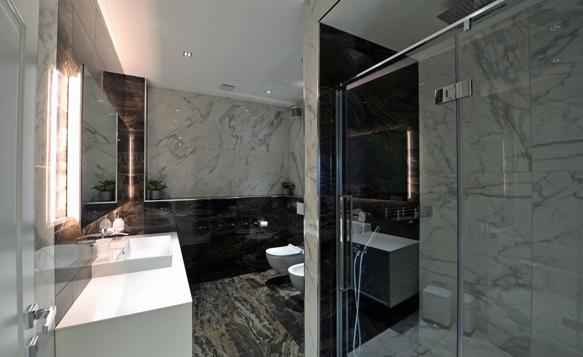 bagno in marmo bianco e scuro