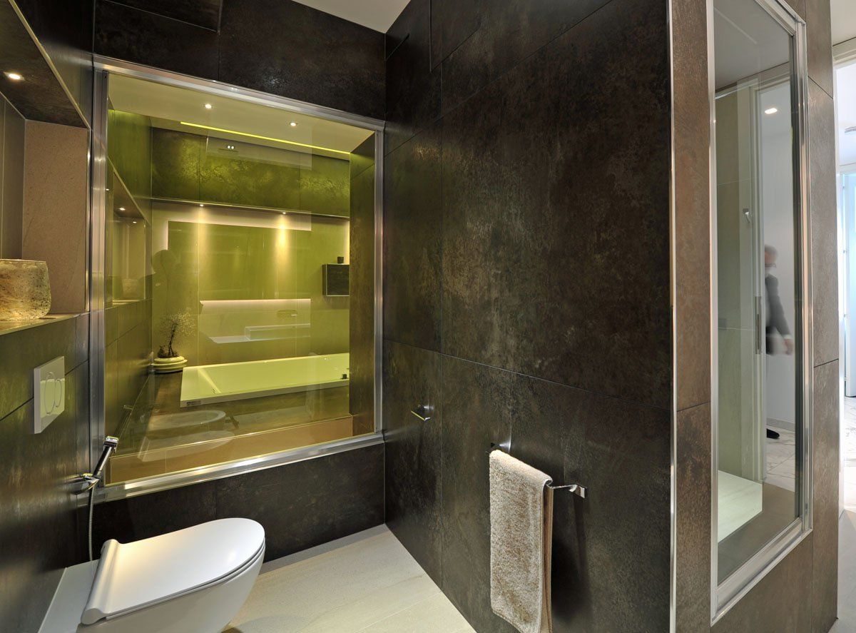 bagno elegante con tonalità scure