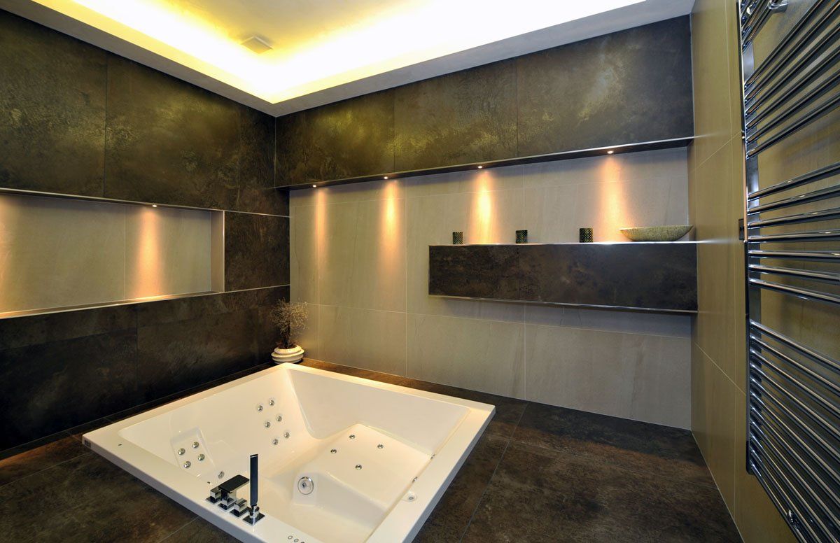 bagno lussuoso con arredo elegante