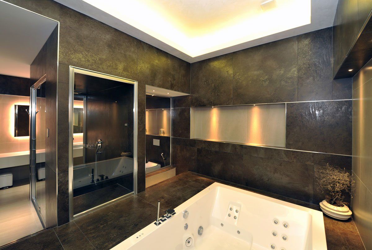 arredi in legno scuro per bagno