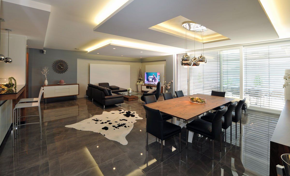 zona giorno con ampio tavolo rettangolare