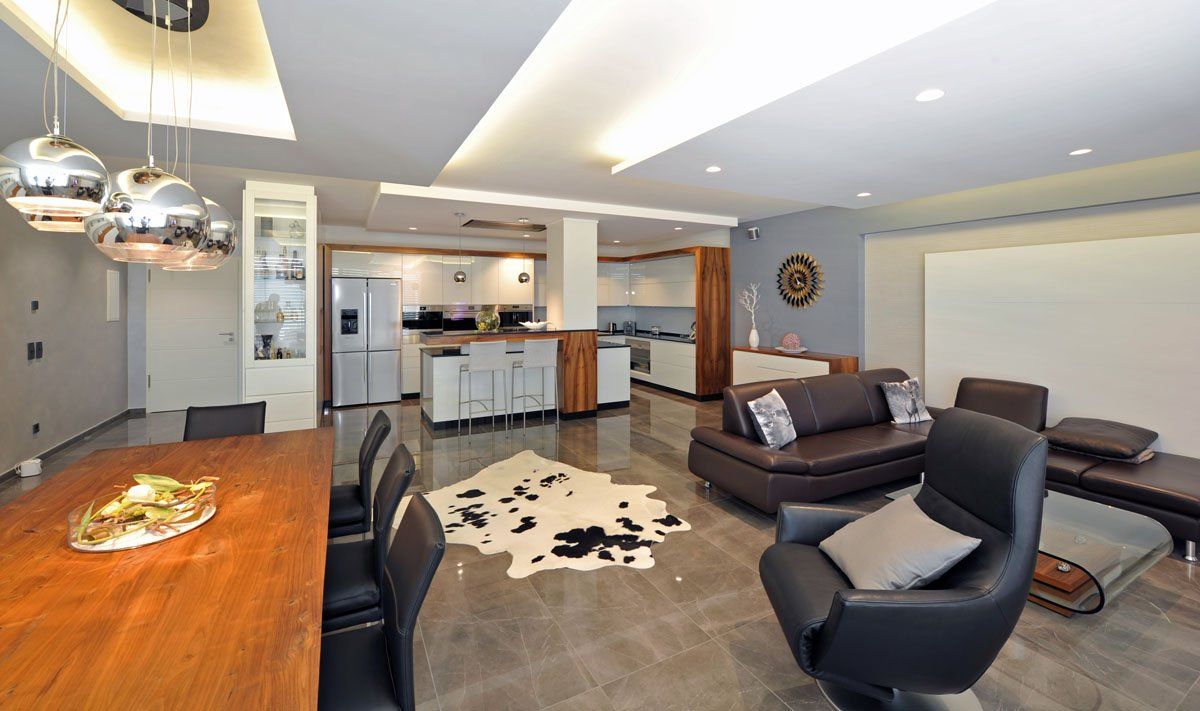 zona living con sedie e poltrone in pelle marroni