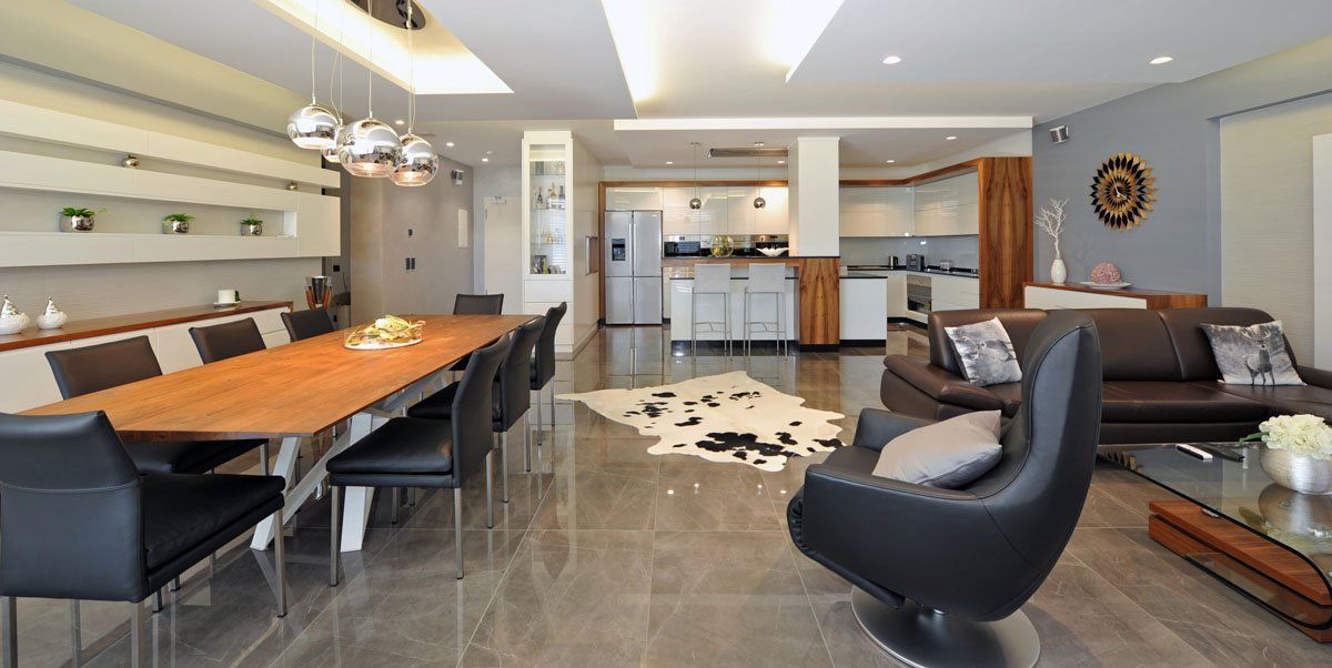 zona living casa con poltrone e sedie in pelle nera