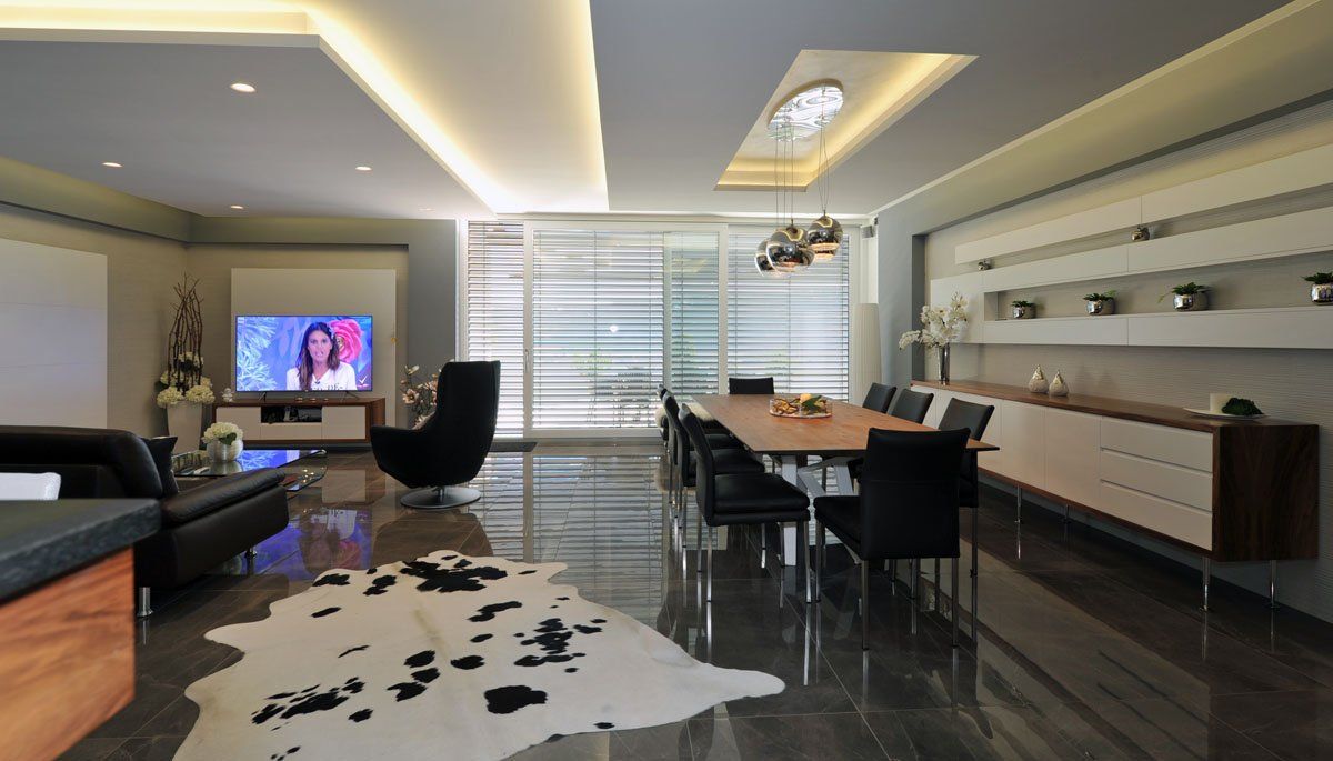 tavolo zona giorno con sedie in pelle