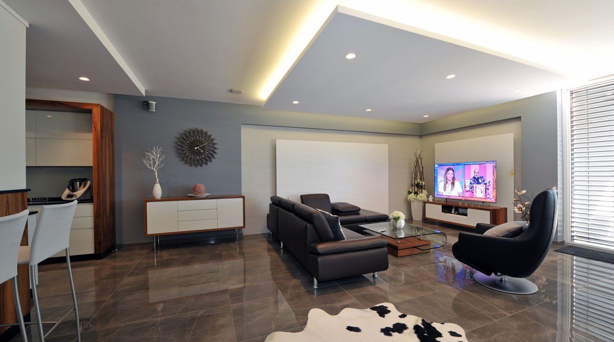 visione zona giorno con tavolo in cristallo