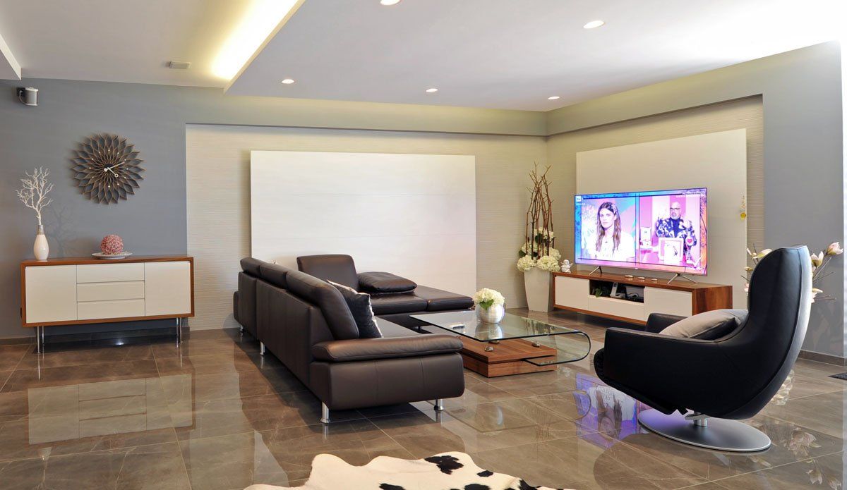 soggiorno con poltrone e tavolo basso in vetro