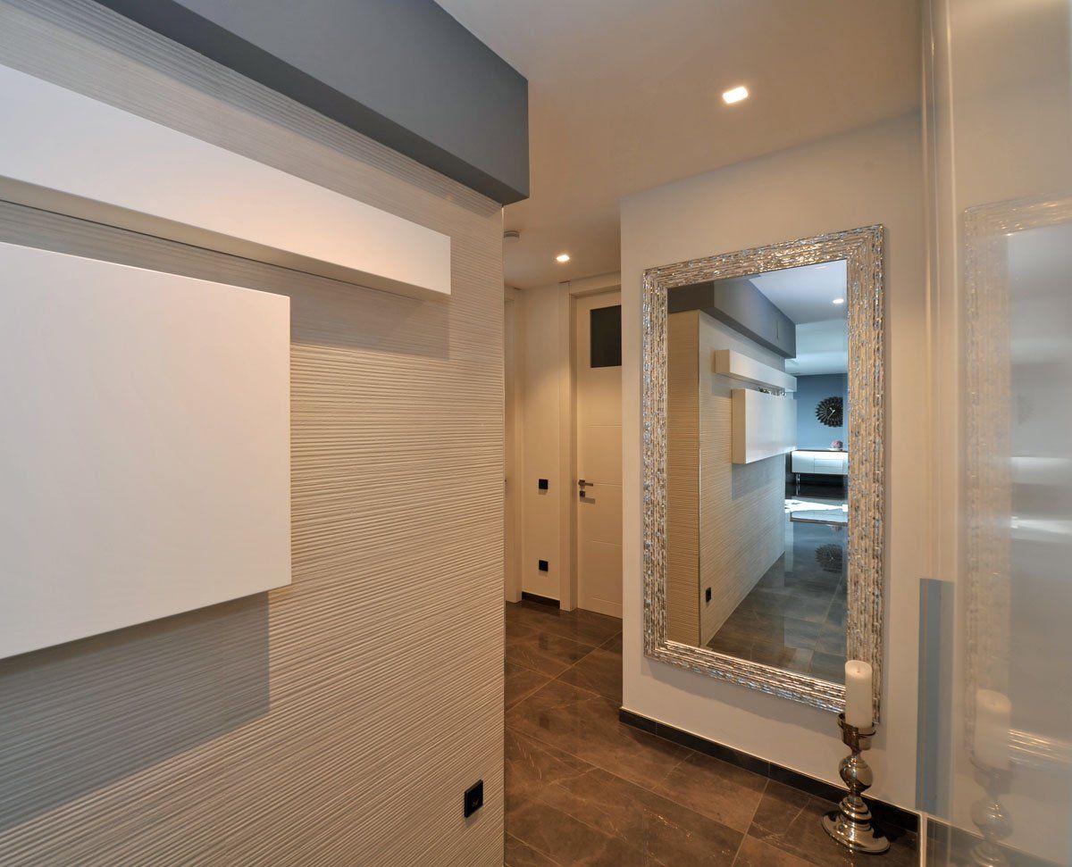 specchio con cornice da parete