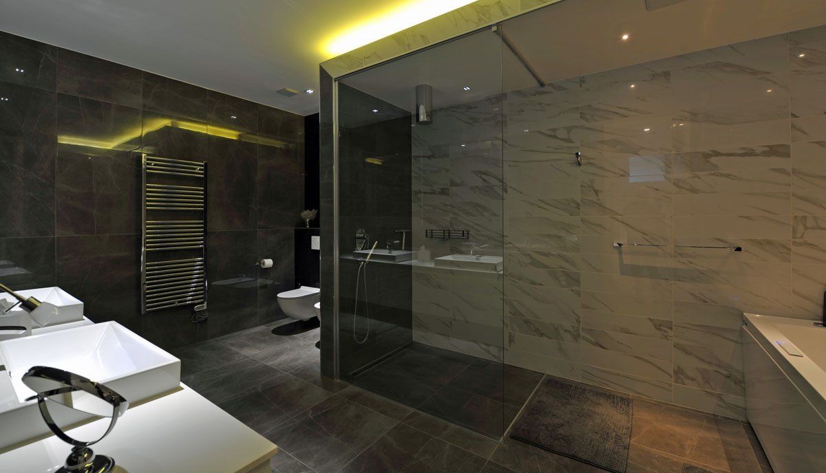 box doccia con pareti in marmo