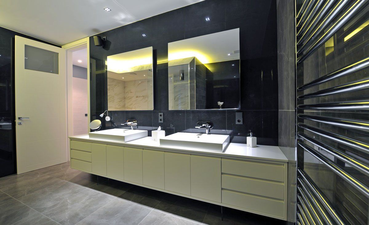 piano bagno con due lavabo